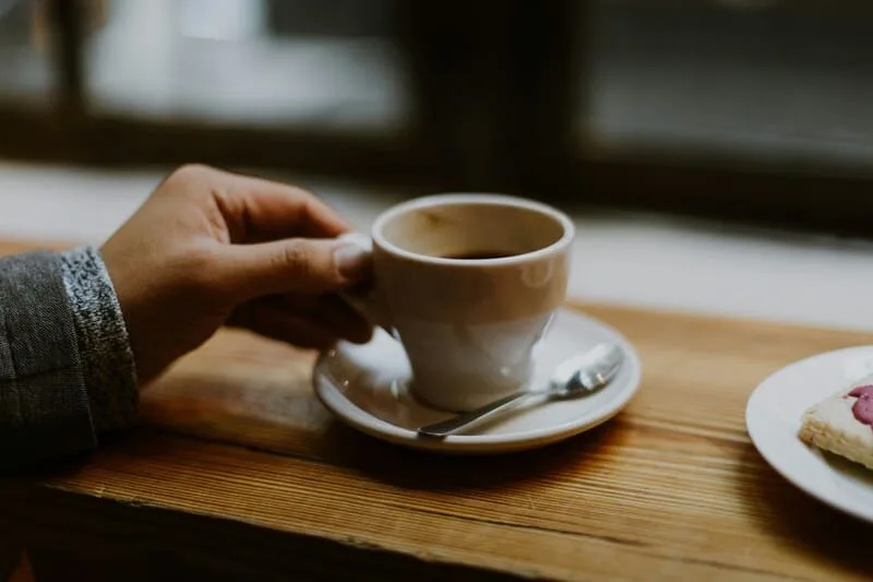 コーヒーを飲んでいる様子