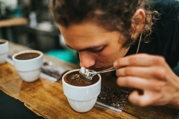 コーヒーをカッピングしている様子