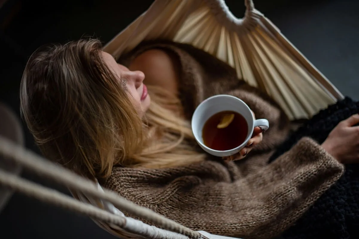 コーヒーを飲んでいる女性